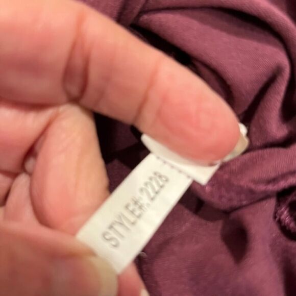 Moral Fiber V-Neck Top with Metal Grommets at Hem Slit in Merlot Size Small - Picture 9 of 12